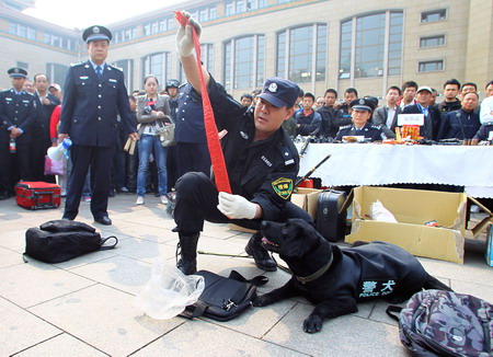 警營(yíng)開(kāi)放日 提醒“五一”安全出行
