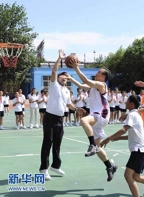 總理和小學(xué)生一起上體育課
