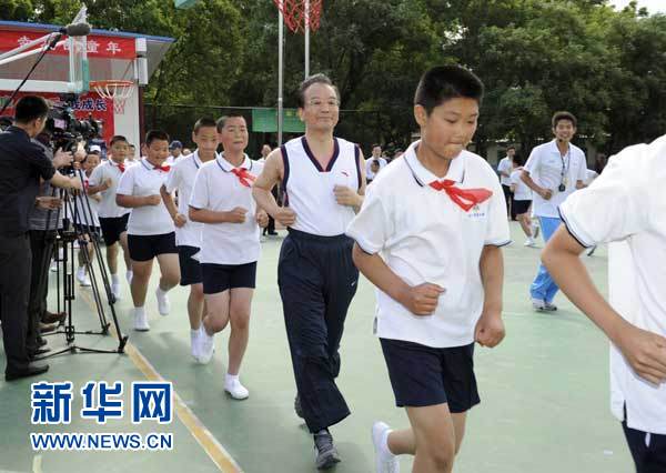 總理和小學生一起上體育課