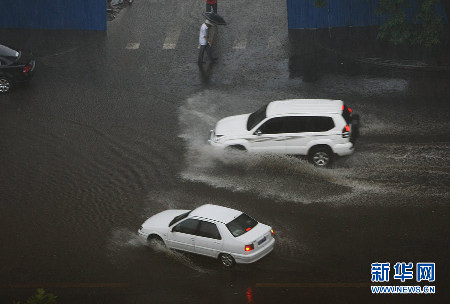 北京遭遇強雷雨天氣 部分地區(qū)積水嚴重