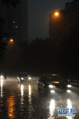 北京遭遇強雷雨天氣 部分地區(qū)積水嚴重