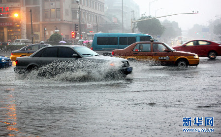 北京遭遇強雷雨天氣 部分地區(qū)積水嚴重