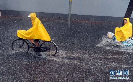 北京遭遇強雷雨天氣 部分地區(qū)積水嚴(yán)重