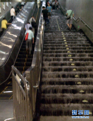 北京遭遇強雷雨天氣 部分地區(qū)積水嚴(yán)重