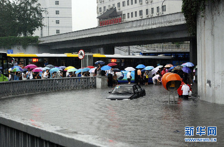 北京遭遇強雷雨天氣 部分地區(qū)積水嚴重