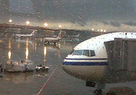 首都機(jī)場停機(jī)坪積水較大 飛機(jī)似在水中停