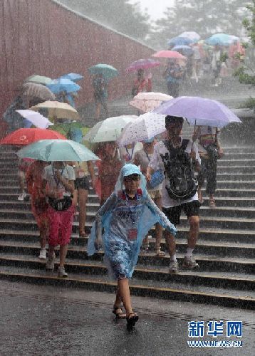 暴雨肆虐首都機(jī)場航班受阻