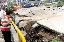 北京降暴雨部分地區(qū)地面塌陷 共測(cè)雷擊八千多次