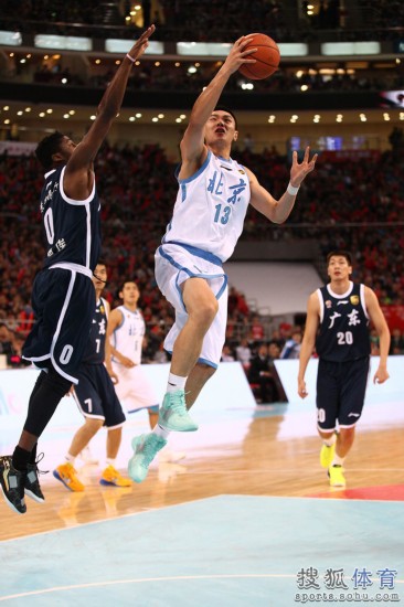 老馬32+8力壓阿聯(lián)29+11 北京揭幕戰(zhàn)14分勝廣東