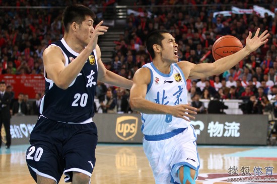 老馬32+8力壓阿聯(lián)29+11 北京揭幕戰(zhàn)14分勝?gòu)V東