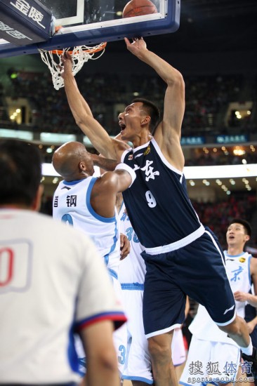老馬32+8力壓阿聯(lián)29+11 北京揭幕戰(zhàn)14分勝廣東