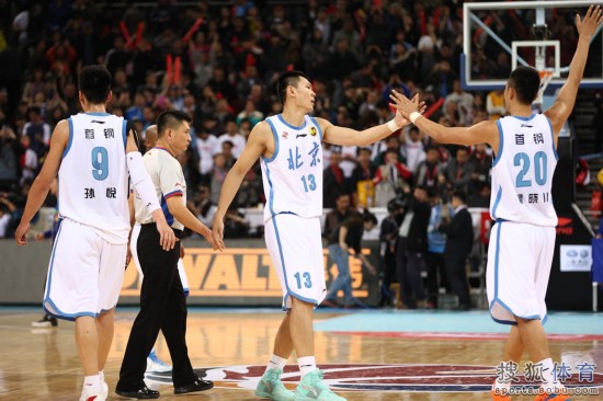 老馬32+8力壓阿聯(lián)29+11 北京揭幕戰(zhàn)14分勝廣東