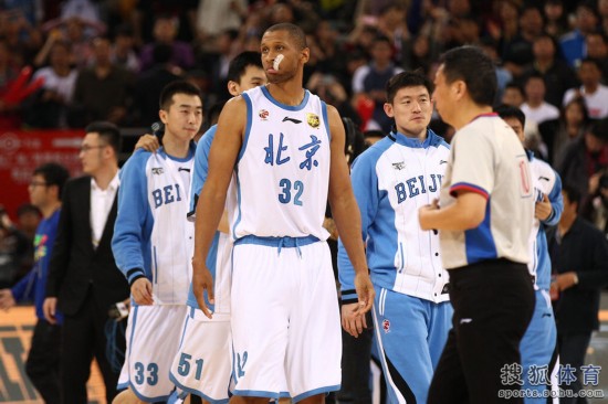 老馬32+8力壓阿聯(lián)29+11 北京揭幕戰(zhàn)14分勝?gòu)V東