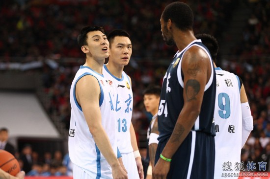 老馬32+8力壓阿聯(lián)29+11 北京揭幕戰(zhàn)14分勝廣東