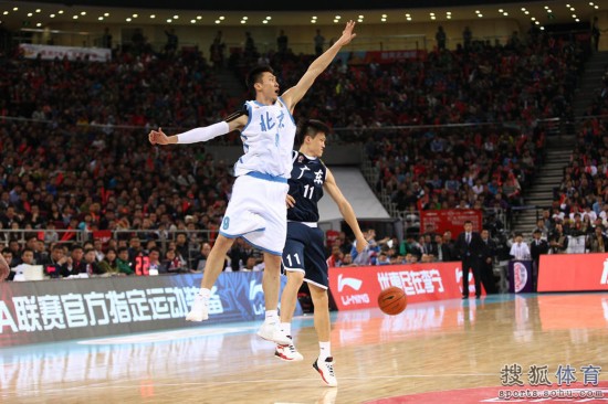 老馬32+8力壓阿聯(lián)29+11 北京揭幕戰(zhàn)14分勝廣東
