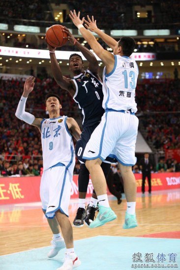 老馬32+8力壓阿聯(lián)29+11 北京揭幕戰(zhàn)14分勝廣東