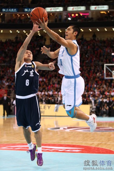 老馬32+8力壓阿聯(lián)29+11 北京揭幕戰(zhàn)14分勝?gòu)V東