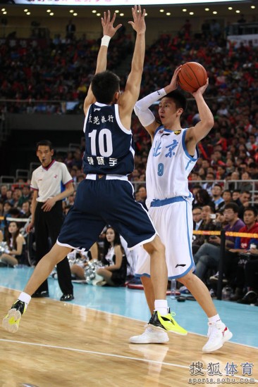 老馬32+8力壓阿聯(lián)29+11 北京揭幕戰(zhàn)14分勝?gòu)V東