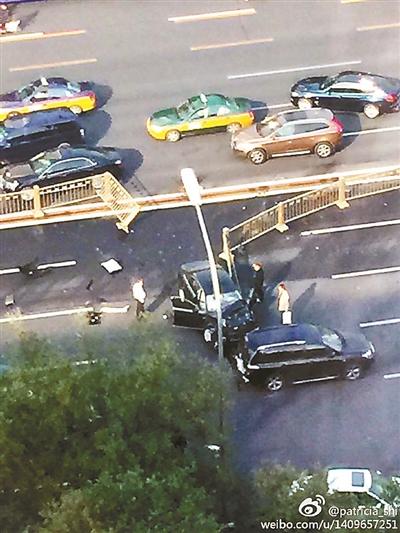 黑色轎車失控撞長(zhǎng)安街上黃金護(hù)欄 車頭損壞嚴(yán)重