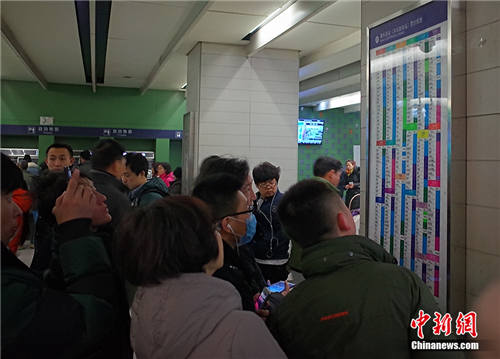 北京地鐵站掛新價格公示牌 乘客圍觀拍照(圖)
