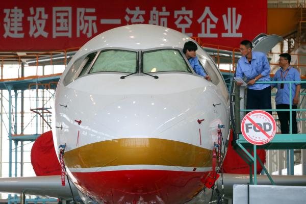 中國(guó)首款噴氣客機(jī)拿到航線牌照 民航局長(zhǎng)親自試乘