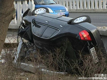 北京一軍牌車沖破圍欄后側(cè)翻 車牌被摘掉