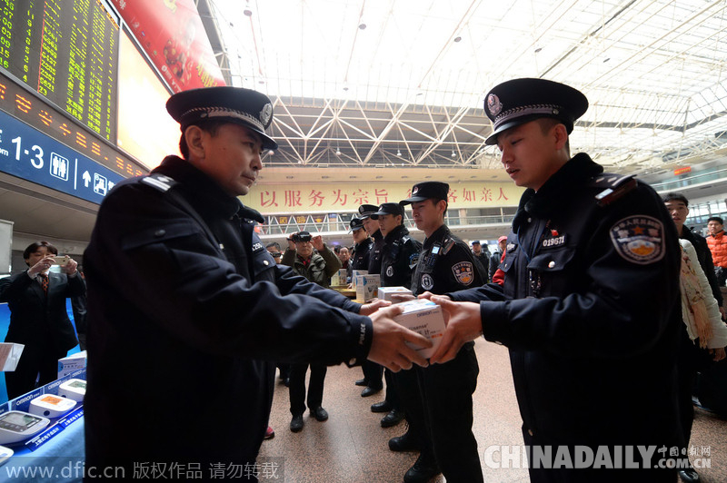 北京鐵警向一線民警發(fā)放醫(yī)療器材 啟動(dòng)專項(xiàng)行動(dòng)保障春運(yùn)