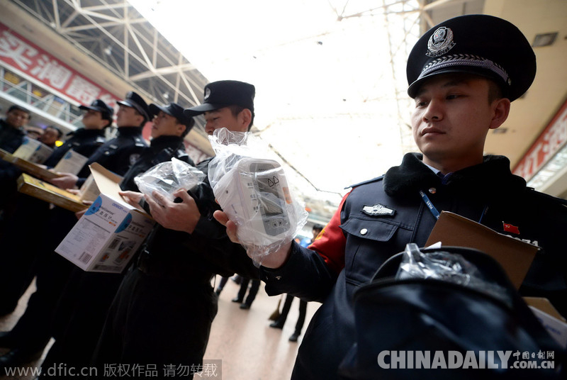 北京鐵警向一線民警發(fā)放醫(yī)療器材 啟動專項行動保障春運