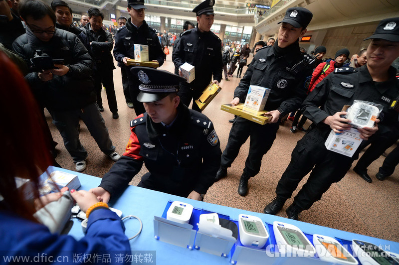 北京鐵警向一線民警發(fā)放醫(yī)療器材 啟動(dòng)專(zhuān)項(xiàng)行動(dòng)保障春運(yùn)