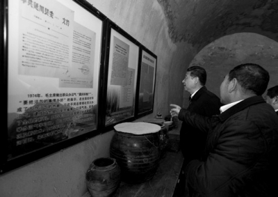 習(xí)近平偕彭麗媛重回當(dāng)年延安插隊村莊