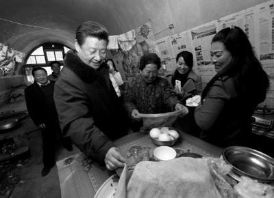 習(xí)近平偕彭麗媛重回當(dāng)年延安插隊村莊