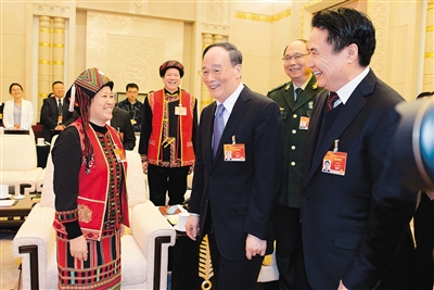 王岐山聽代表發(fā)言時(shí)插話：少說成績 多談問題
