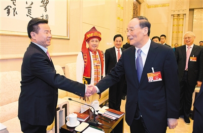 王岐山聽代表發(fā)言時(shí)插話：少說成績 多談問題