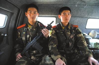 北京執(zhí)勤武警頂盔摜甲25斤 每天值守13小時
