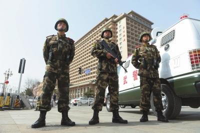 北京執(zhí)勤武警頂盔摜甲25斤 每天值守13小時