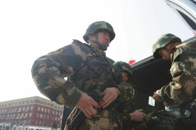 北京執(zhí)勤武警頂盔摜甲25斤 每天值守13小時