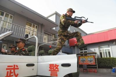 北京執(zhí)勤武警頂盔摜甲25斤 每天值守13小時