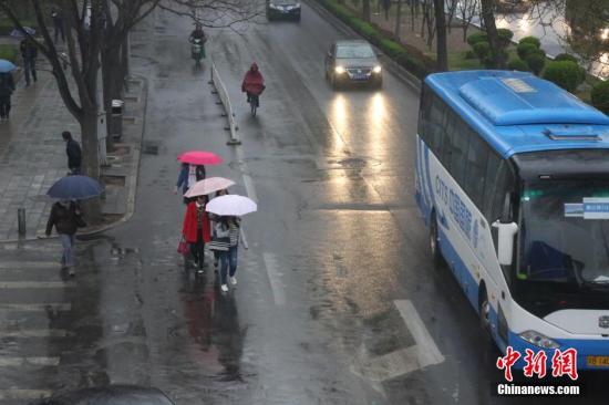 北京迎來(lái)今年首場(chǎng)春雨 致道路嚴(yán)重?fù)矶?/></p>

<p>　　3月31日，三月最后一天，北京迎來(lái)首場(chǎng)春雨。細(xì)雨濛濛，淅淅瀝瀝，把盛開(kāi)的春花萬(wàn)物的滋潤(rùn)。 中新社發(fā) 劉憲國(guó) 攝 CNSPHOTO</p>

<p align=