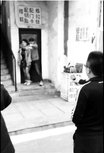 北京豐臺(tái)警方辟謠街頭“劫持人質(zhì)” 實(shí)為拍電影