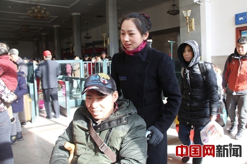 網(wǎng)媒走轉(zhuǎn)改:探訪(fǎng)北京站素萍服務(wù)組 真情服務(wù)溫暖旅途