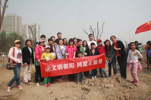 朝陽區(qū)舉辦 “文明朝陽•呵護(hù)綠色”義務(wù)植樹活動(dòng)