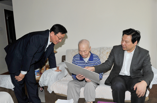 楊學(xué)義書記、陳雨露校長(zhǎng)親切看望老教授