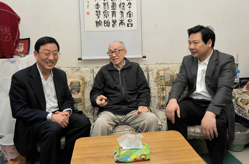 楊學(xué)義書記、陳雨露校長(zhǎng)親切看望老教授