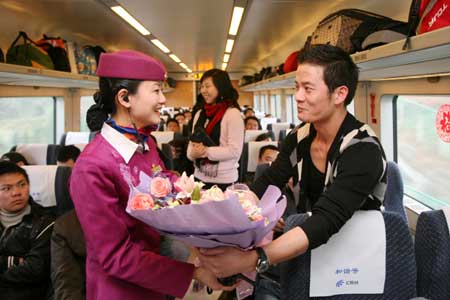 美女列車長走紅網(wǎng)絡(luò) 帥哥“粉絲”獻花（圖）