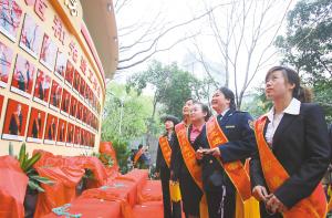 黃奇帆歡送重慶81名全國(guó)勞動(dòng)模范和先進(jìn)工作者