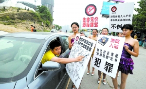 重慶美女上街?jǐn)r車勸導(dǎo)司機(jī)勿酒駕引爭(zhēng)議 被指作秀