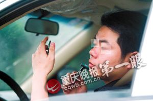 “刮胡哥”高速路上邊開(kāi)車邊刮胡子 要臉不要命