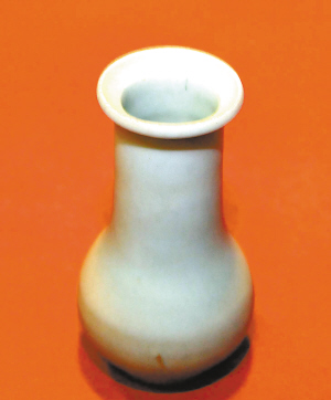 這個(gè)花瓶?jī)r(jià)值幾十萬(wàn)元 楊大爺一失手摔個(gè)粉碎