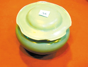 這個(gè)花瓶?jī)r(jià)值幾十萬(wàn)元 楊大爺一失手摔個(gè)粉碎