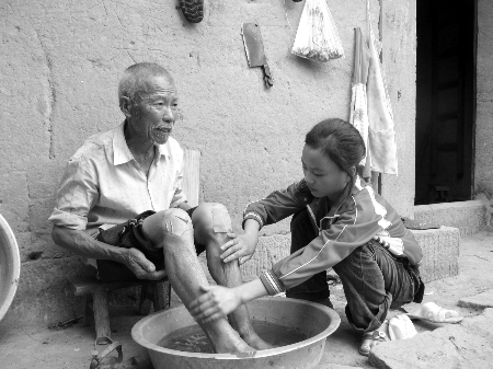 沒有爸媽,11歲女孩早當(dāng)家 每天給爺爺做早飯